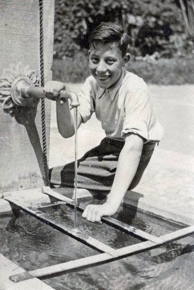 Heini Richartz am Brunnen